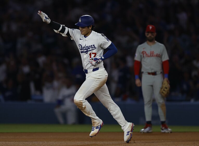 大谷の50号本塁打。遠目でハーパーが見つめる　©Getty Images