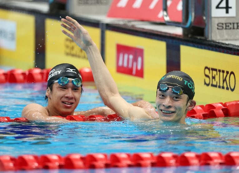 19歳竹原（左）ら若手選手にエールを送った入江©︎JIJI PRESS