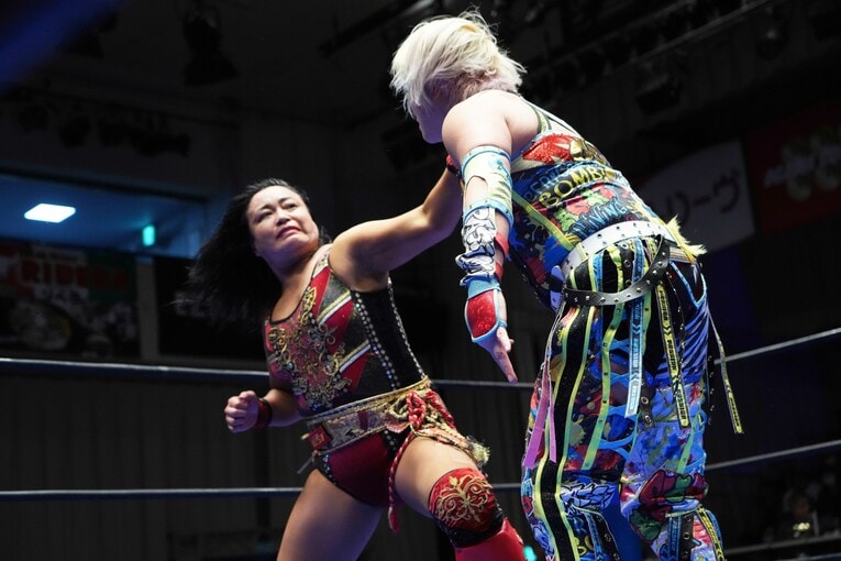 高橋奈七永を殴りにいく里村明衣子　©Essei Hara