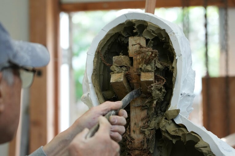 角材を結んでいたひもが切られていく。猪木が解剖されている！