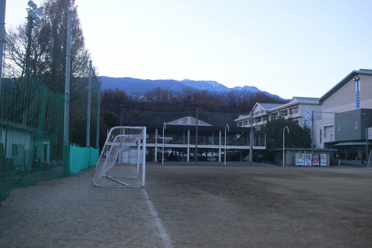韮崎高校のグラウンド　©︎Takahito Ando