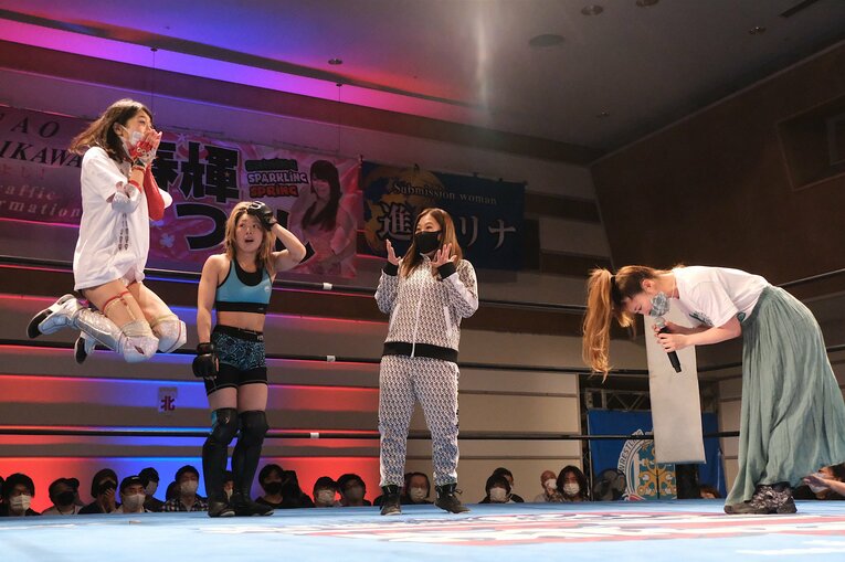 藤本（右）の公開オファーを受けた（左から）向後、マドレーヌ、穂ノ利