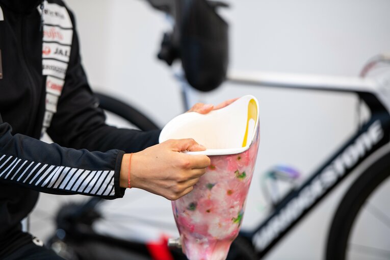 パラトライアスロン秦由加子は「なぜ、あえて義足をなくしたのか」松岡修造が聞いた(2)