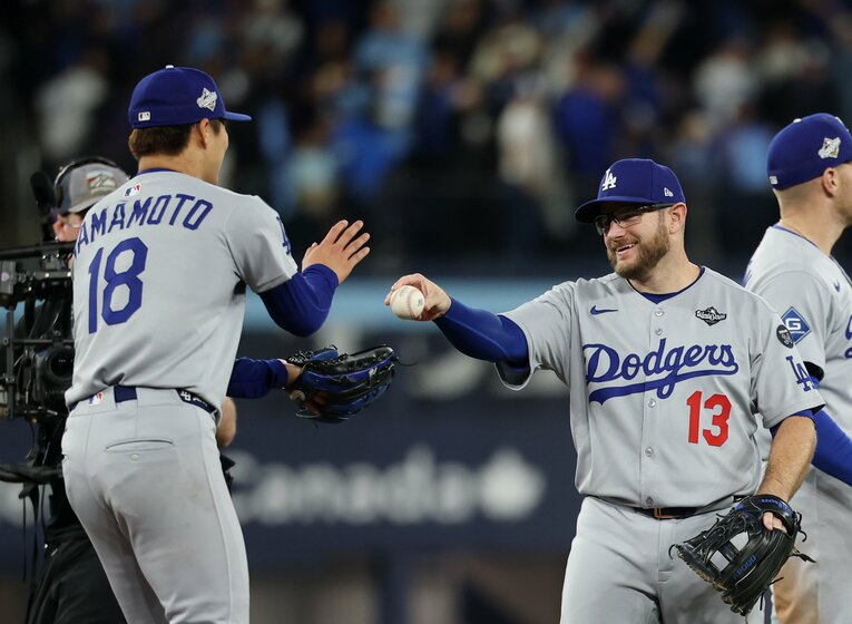 【ドジャースのテレビに映らない名場面】第2戦完投勝利の由伸。ウイニングボールをマンシーがニッコリ手渡し（写真はまだまだ続きます）　©Getty Images