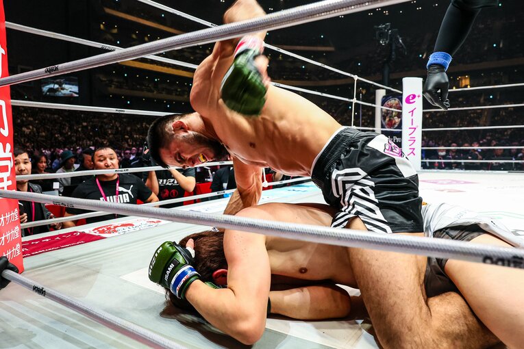 バックマウントをとり、朝倉未来に強烈なパウンドを打ち下ろすシェイドゥラエフ【スワイプするとそのほかの写真もご覧になれます】©RIZIN FF Susumu Nagao