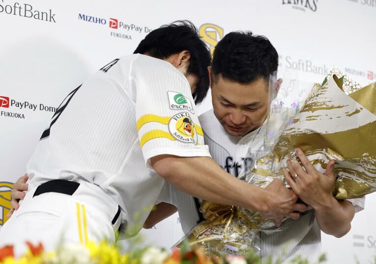 柳田悠岐から花束を渡されて…　©KYODO