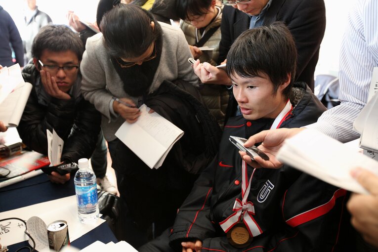 往路を制し、記者に囲まれる東洋大3年・柏原竜二（2011年）©︎Shigeki Yamamoto