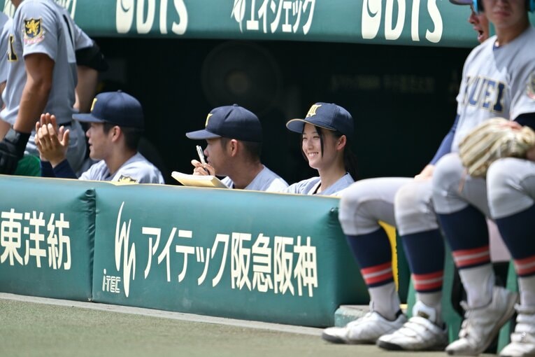 ベンチで声をからす仙台育英の女子部員・星よつはさん　©Hideki Sugiyama