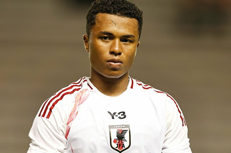 パリ五輪世代のキャプテンを務める藤田譲瑠チマ。頼れるピッチ内でのプレーと、ピッチ外でのギャップもまた魅力だ ／ photograph by Mutsu Kawamori