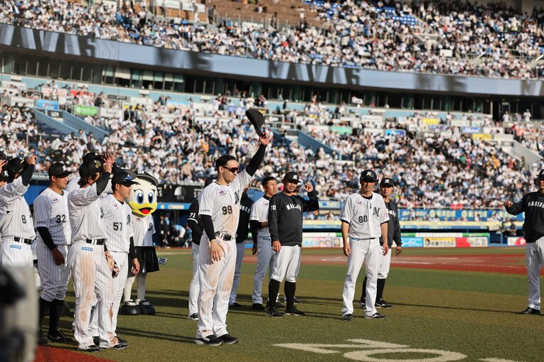 ファンの声援に応えるソト　©︎Chiba Lotte Marines