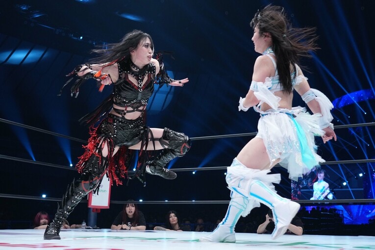 カウンターパンチを狙う上谷沙弥　©Essei Hara