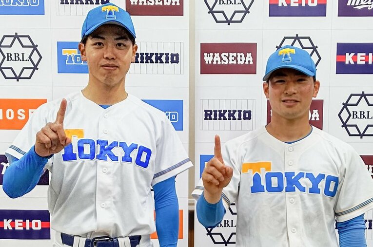 5年ぶりに東大からプロ志望届を出した、井澤駿介投手（4年・180cm84kg・右投右打、写真左）と阿久津怜生外野手（4年・172cm77kg・右投左打） ／ photograph by JIJI PRESS