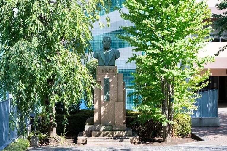 高層ビルが立ち並ぶ港区ド真ん中にある芝高校。土のグラウンドはなく、ゴム製の校庭を他の部活と共有で使用　©Nanae Suzuki