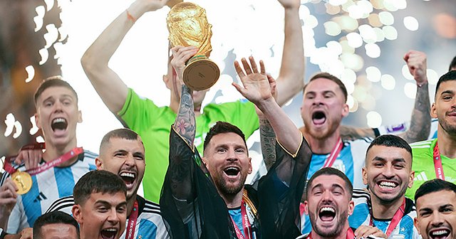 メッシ35歳ついに「満たすべき空虚」W杯にキス…“天才への非情な重圧”に