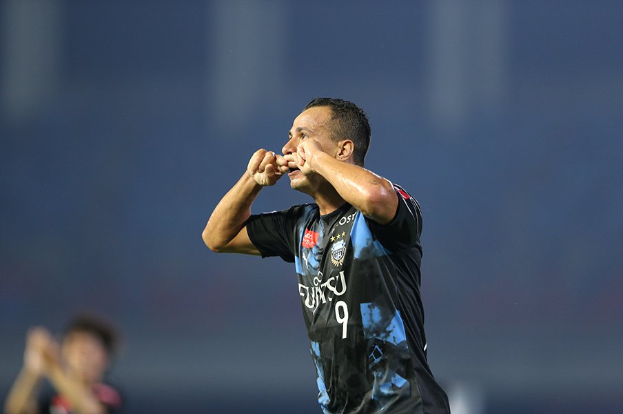 レアンドロ・ダミアンの“髭ポーズ”。通訳が明かす秘話、敬愛する父へ。<Number Web> photograph by J.LEAGUE