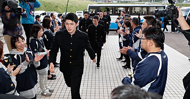 窓越しの少年はいつもうつむいて。大船渡が佐々木朗希に見た夢。(上)