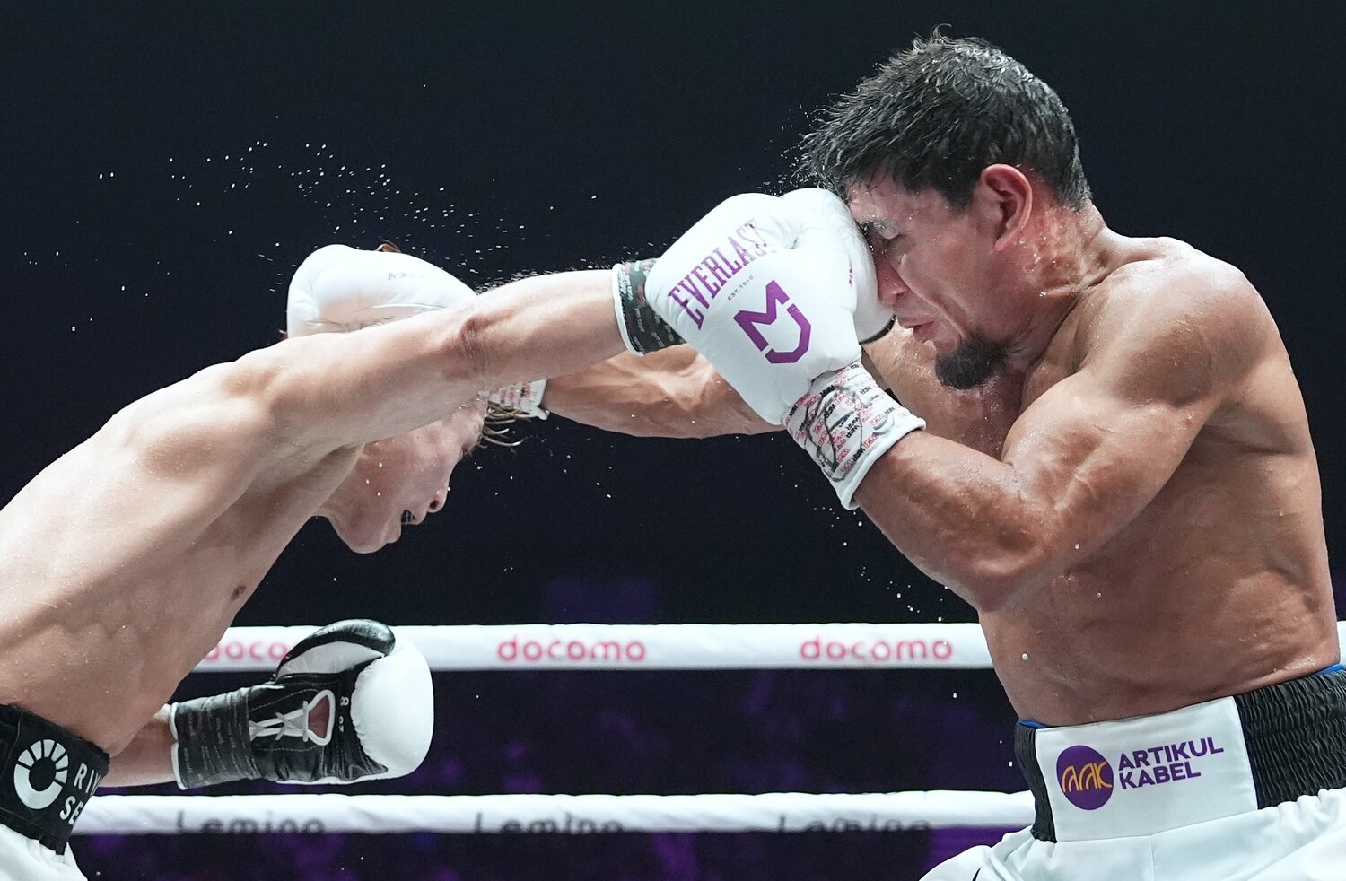 井上尚弥の右ストレート。速さと正確性でアフマダリエフをはるかに上回っていた　©Naoki Fukuda