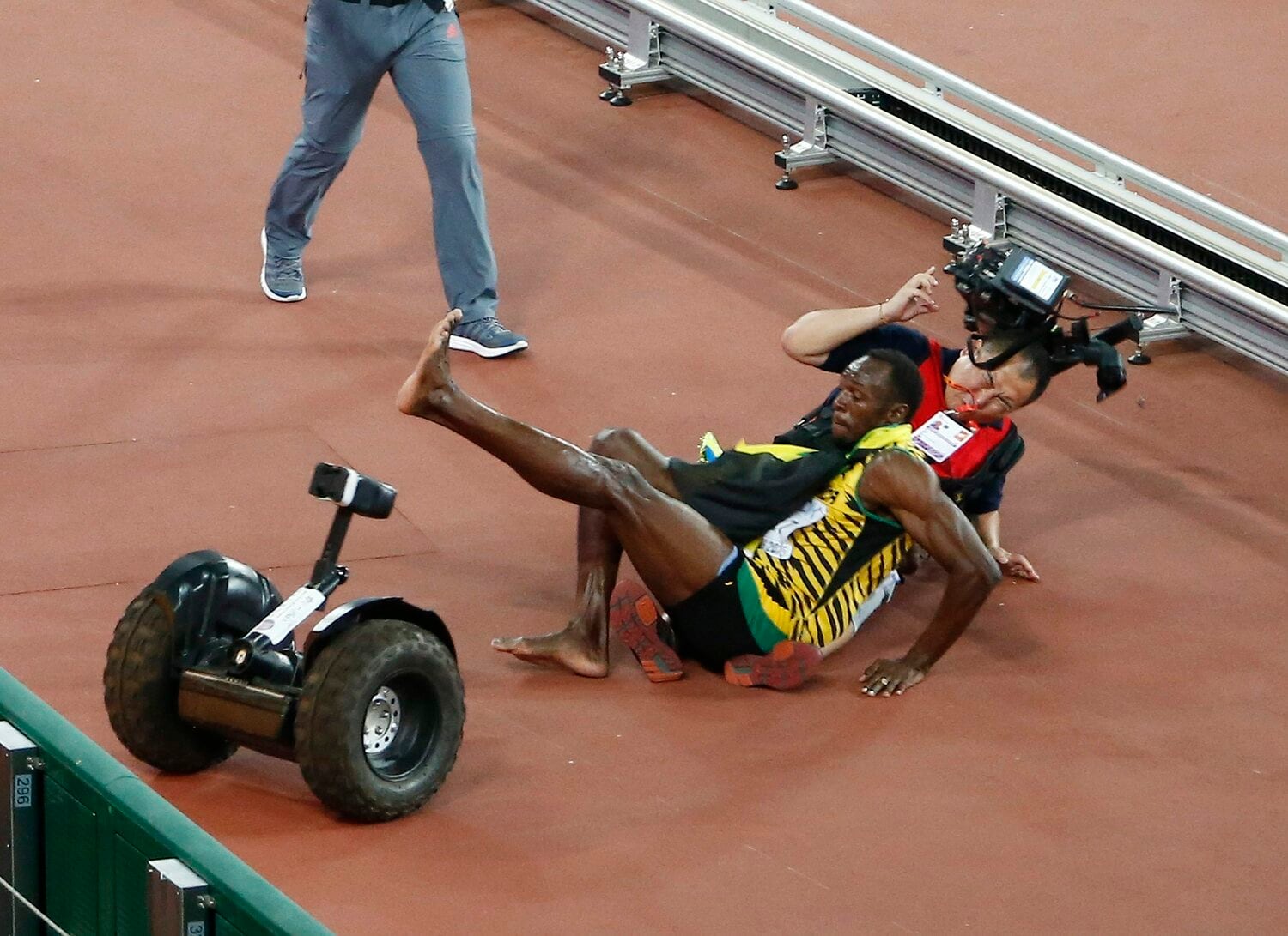 セグウェイに乗ったカメラクルーと激突するウサイン・ボルト ©JIJI PRESS