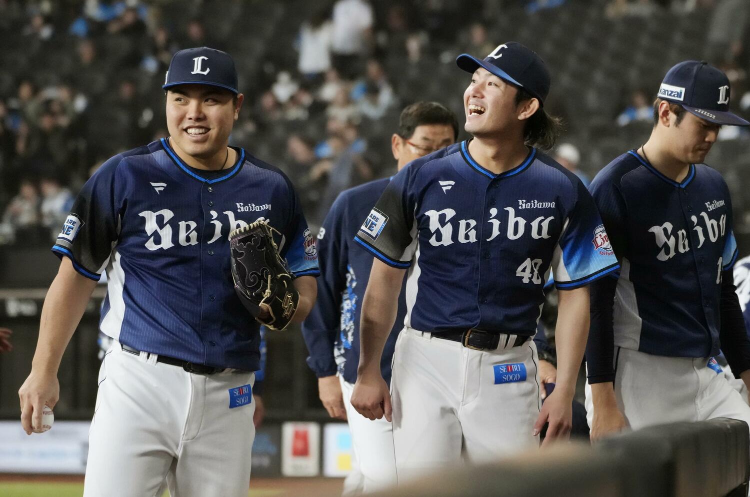 互いに尊敬し合っている平良と今井　©KYODO