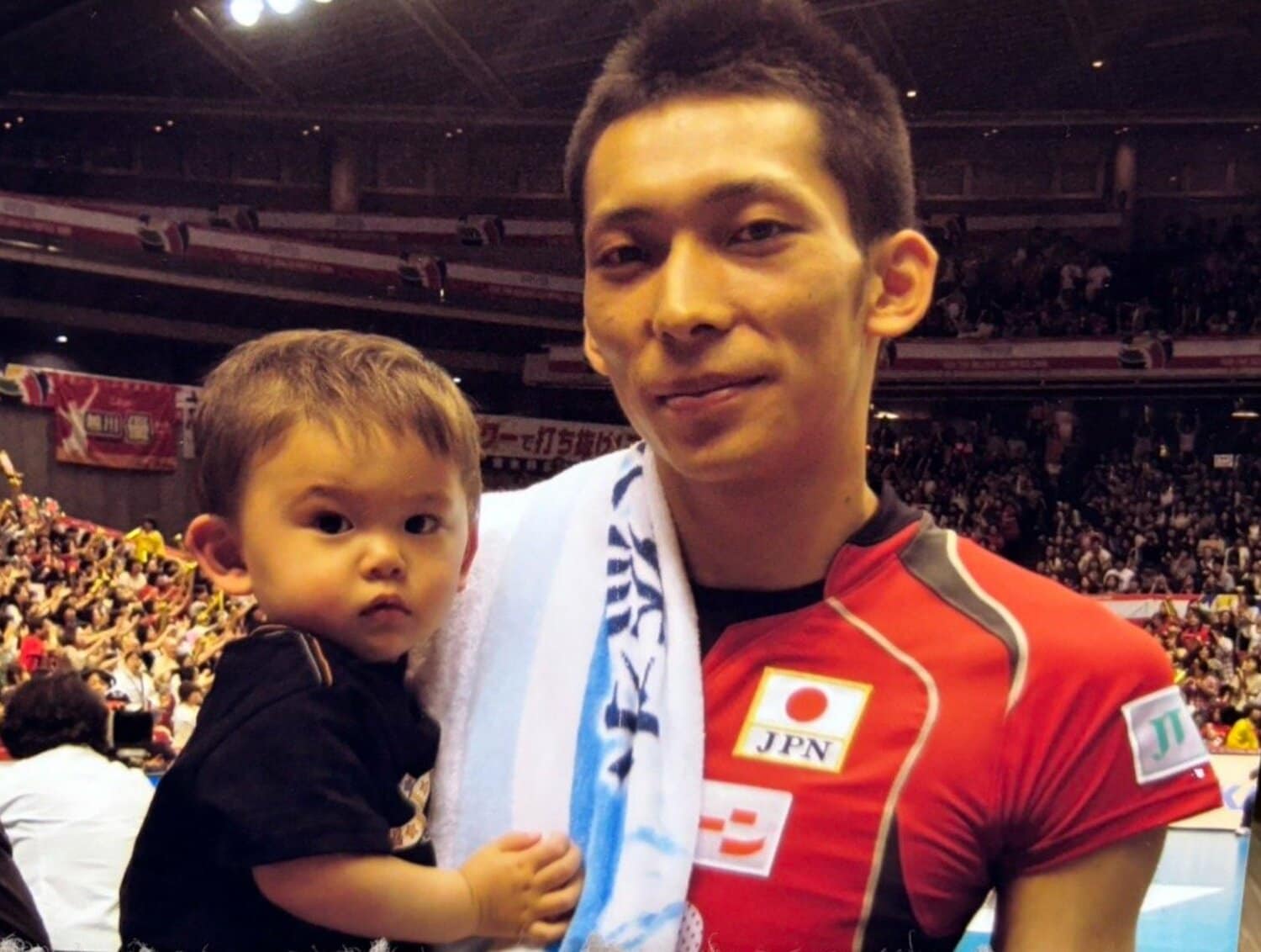 幼い頃の息子・凛虎（左）を抱える松本慶彦（妻・小由樹さん提供）