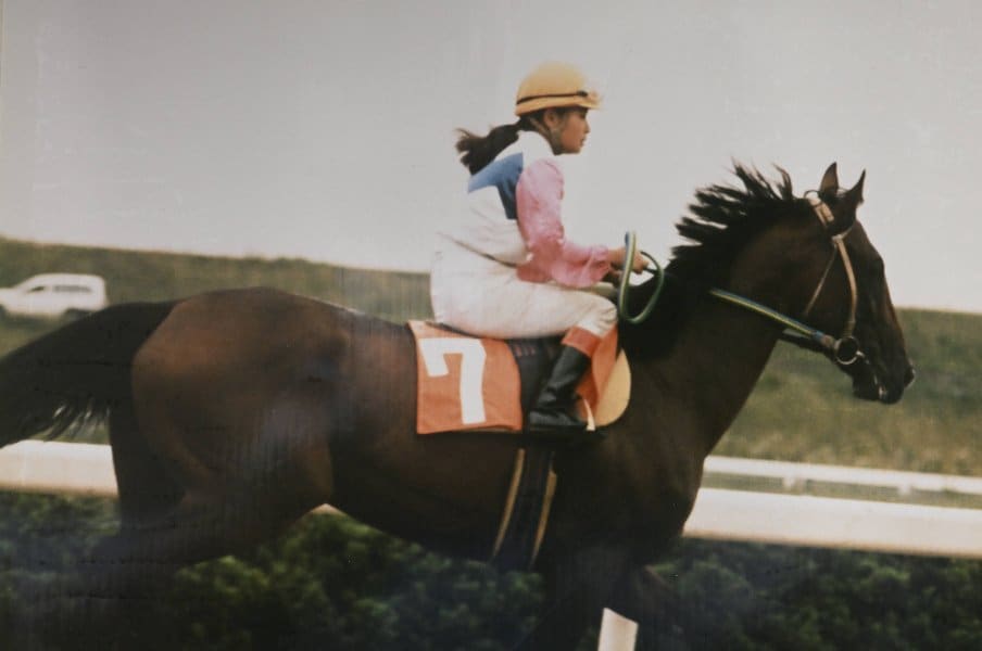 ファンから提供された当時の写真、髪を後ろで束ねて騎乗することが多かった