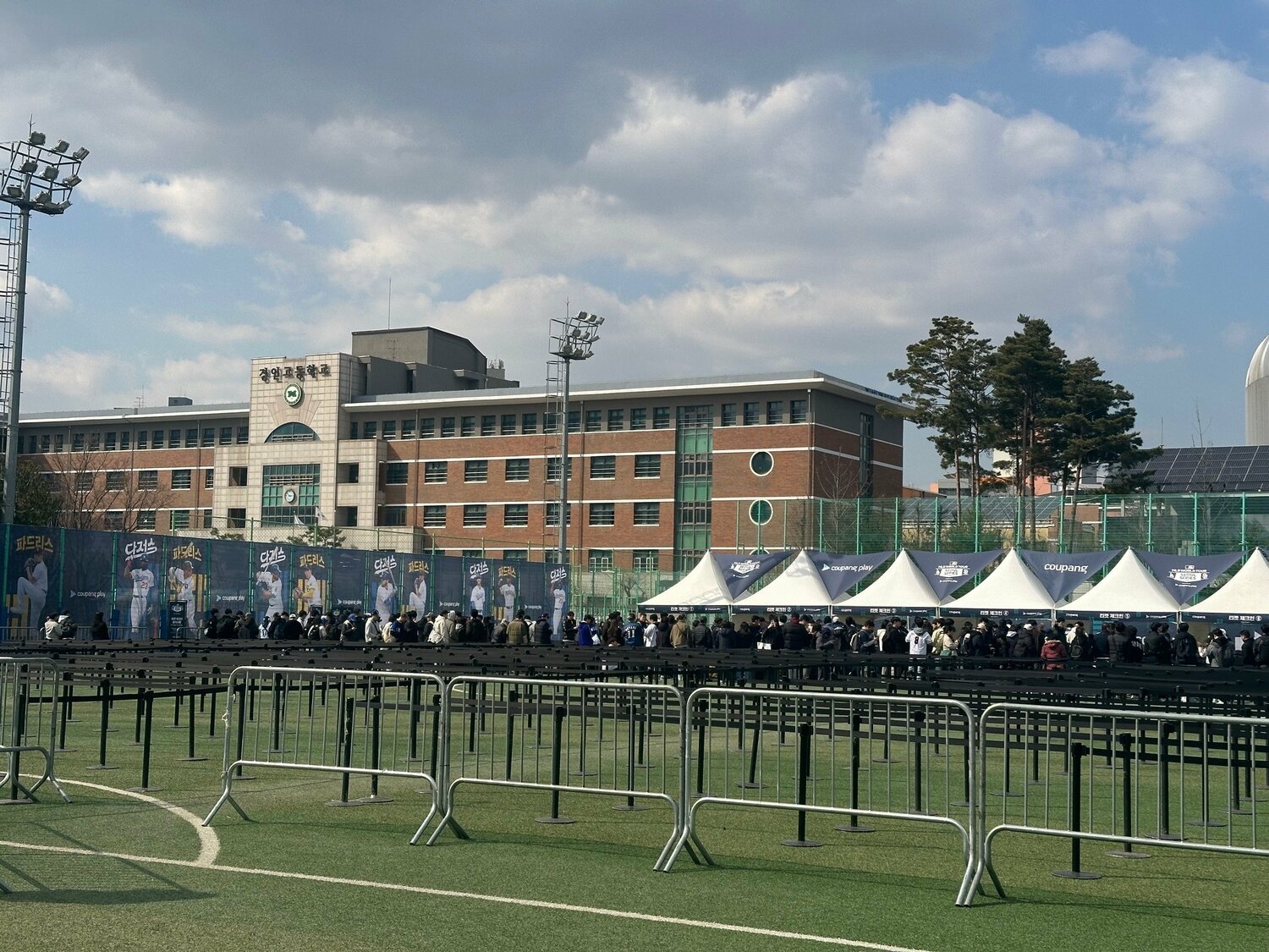 身分証の確認＆リストバンド交換所。さながら“フジロックフェスティバル”