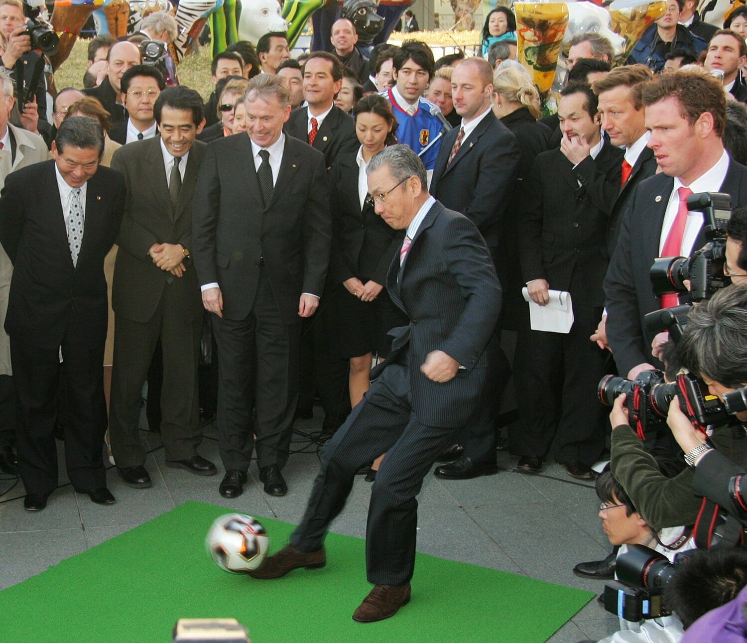 サッカーＷ杯ドイツ大会公式PRイベントに出席し、日本サッカー協会の川淵三郎会長（左端）らとシュートゲームに興じる久米宏さん（2005年）©︎JIJI PRESS