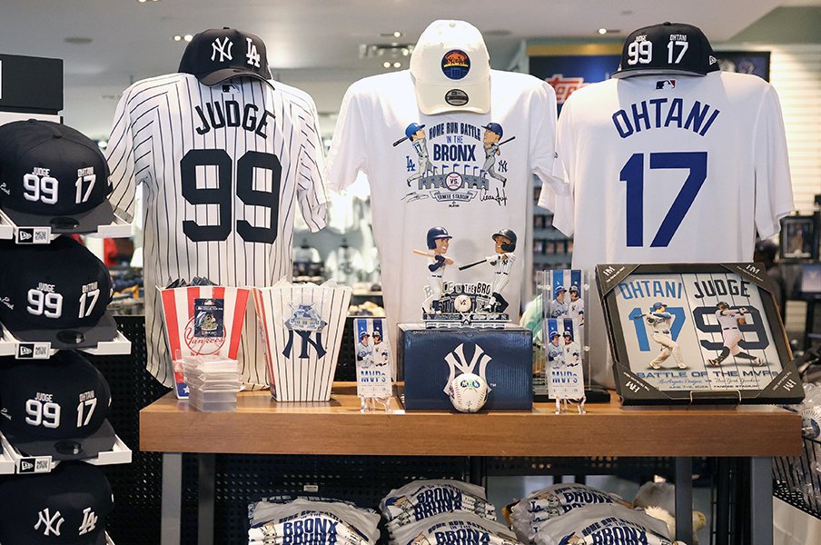 2024年、ヤンキースタジアムで発売された「大谷翔平vsジャッジ」グッズ。これらも長年の時を経ると、お宝メモラビリアになるのかもしれない　©JIJI PRESS