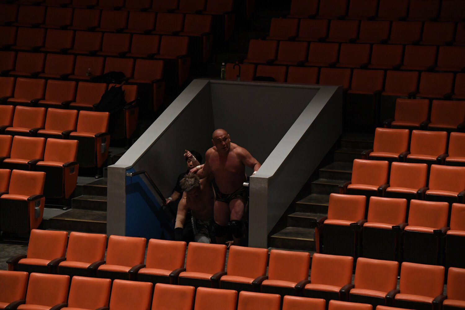 無人の観客席を使った場外戦を行う藤田和之（クリックすると「この記事の写真」に飛びます。流血等の過激な写真を含みますのでご注意ください）