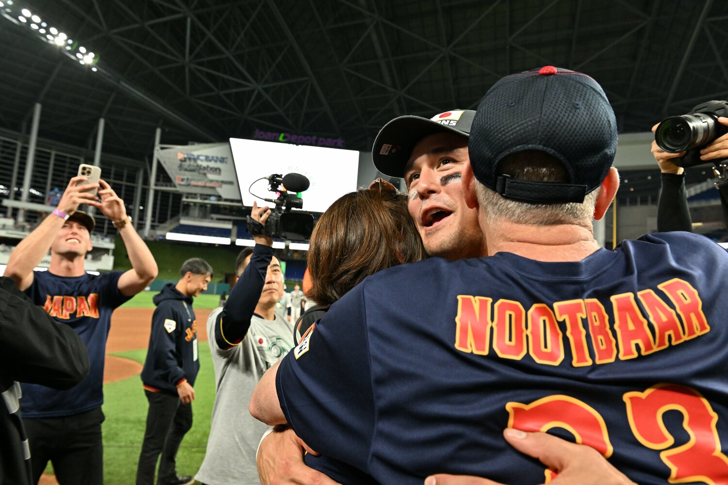 WBC優勝を成し遂げ、母・久美子さん、父チャーリーさんと熱いハグをかわすヌートバー　©Naoya Sanuki