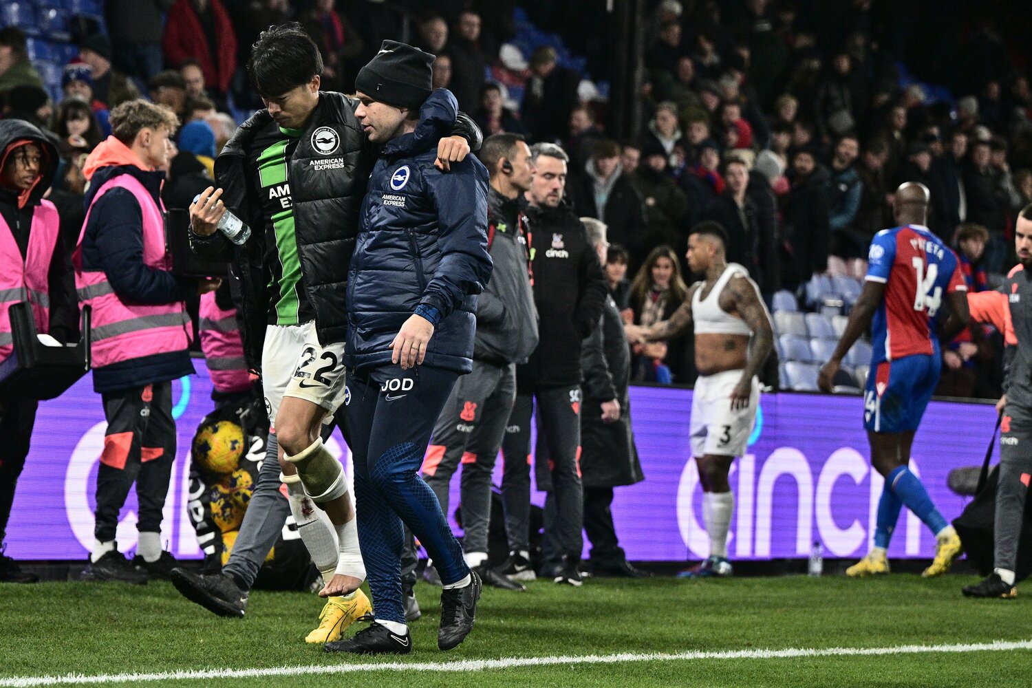 ケンケンで控え室へ戻る【2枚目/全2枚】。左足にはテーピングが施されている ©Getty Images