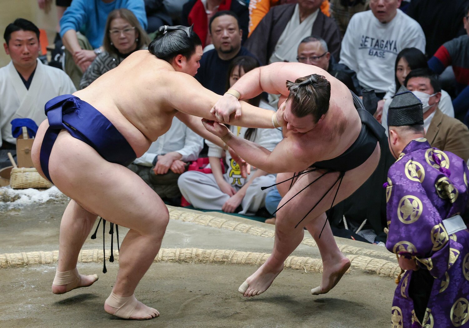 14日目、大の里は押し倒しで安青錦を下す ©JIJI PRESS