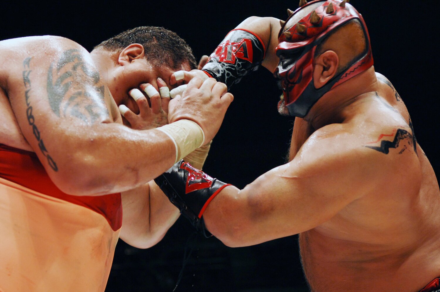 曙の顔を鷲掴みにするグレート・ムタ ©Essei Hara