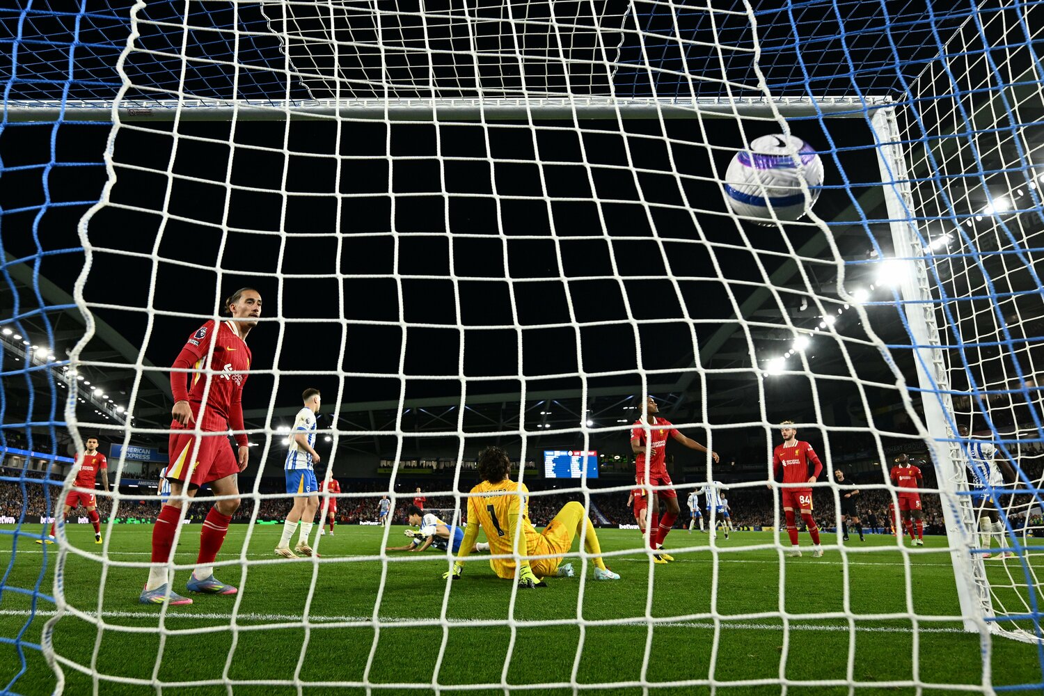 三笘薫の左足ボレーが決まった瞬間。リバプールDFツィミカスはこの表情。GKアリソンは天を仰ぐ【3枚目/全3枚】 ©Getty Images