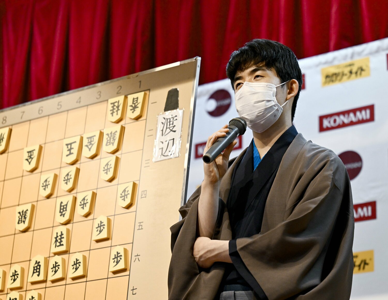 棋王を獲得し、史上最年長六冠を達成した　©JIJI PRESS