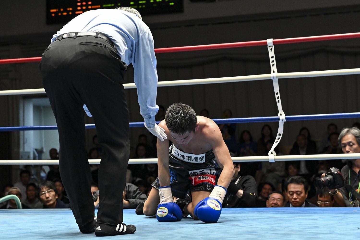 望月直樹の現役最後の試合となった阪下優友戦。終盤までリードしながら逆転KOで敗れた　©Hiroaki Finito Yamaguchi