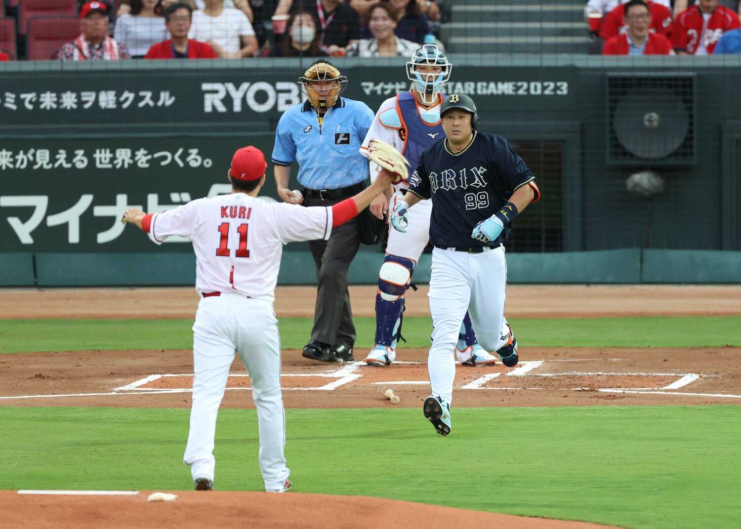 二人にはこんな縁も。2023年のオールスターで、全セ先発の九里亜蓮の投球に怒ったそぶりでマウンドに駆け寄る全パの杉本裕太郎。そのあと熱いハグで笑いを誘うという、示し合わせたパフォーマンスだった　©JIJI PRESS