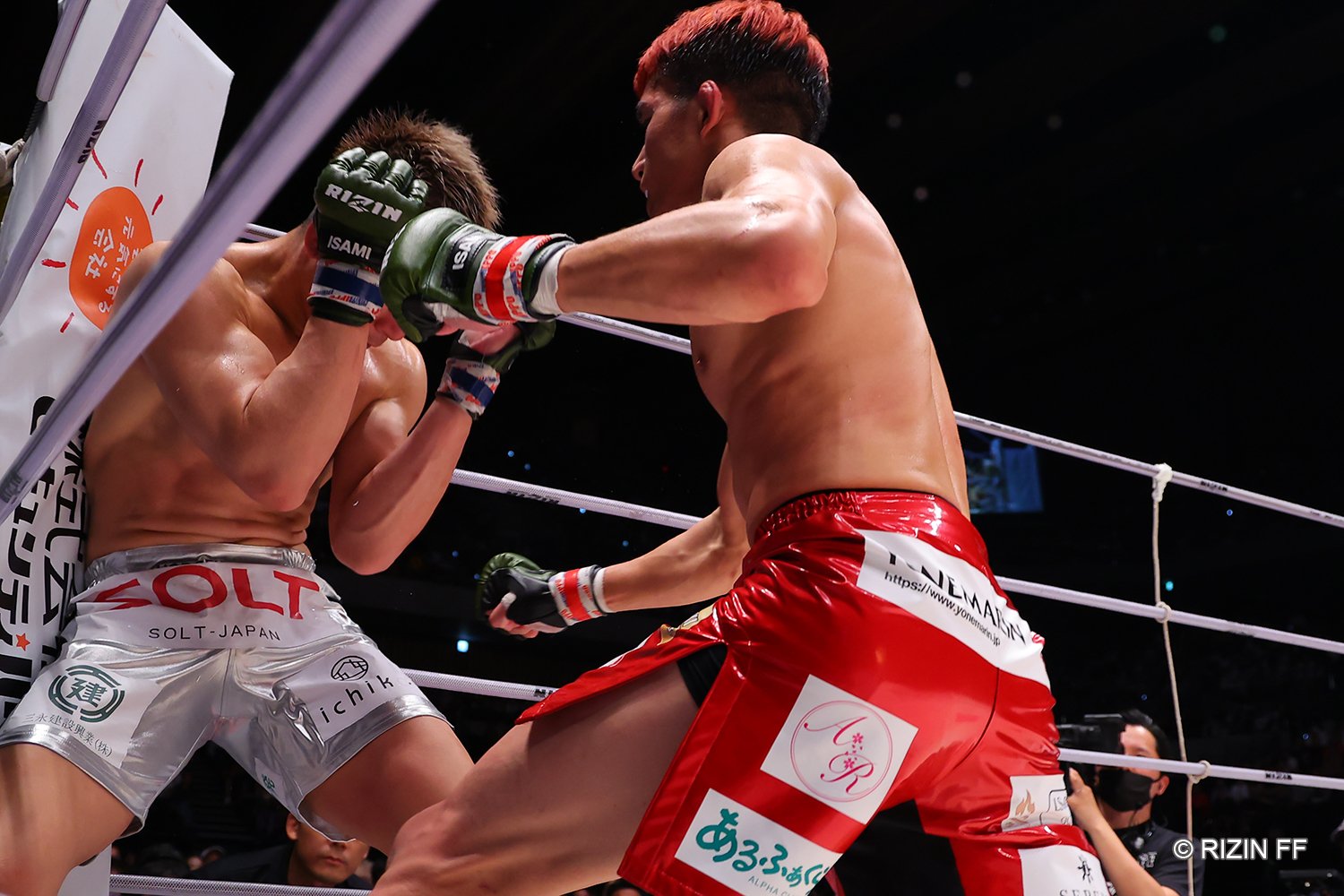 元谷を打撃でコーナーに追い詰めると… ©RIZIN FF