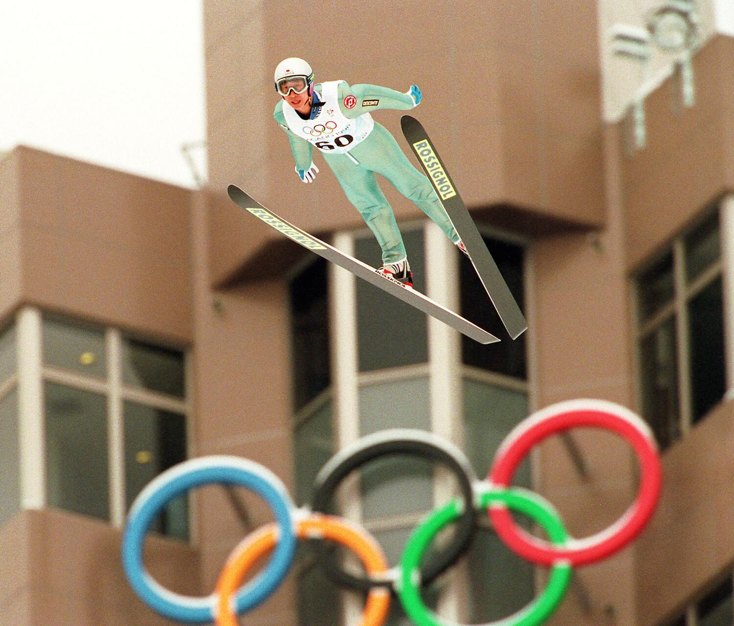 原田雅彦の2本目。日本中の期待を背負って、137mをマークした　©JIJI PRESS