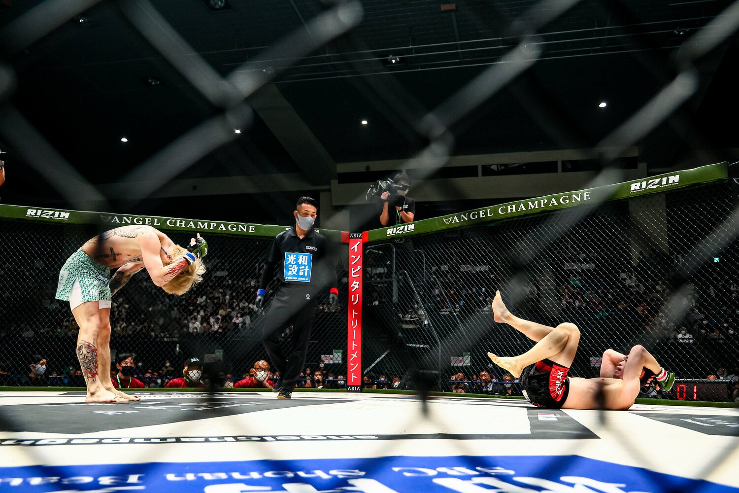 弥益ドミネーター聡志戦でお辞儀をしながら中指を立てる平本蓮　©RIZIN FF Susumu Nagao