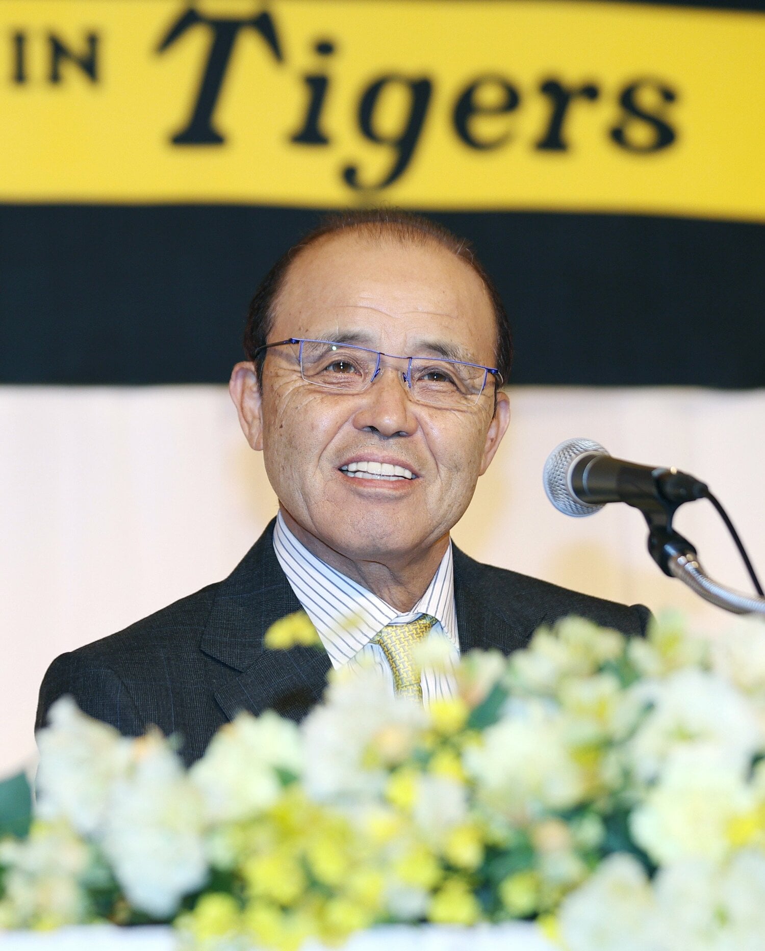 2022年10月16日、監督就任会見で抱負を語る岡田彰布　©JIJI PRESS