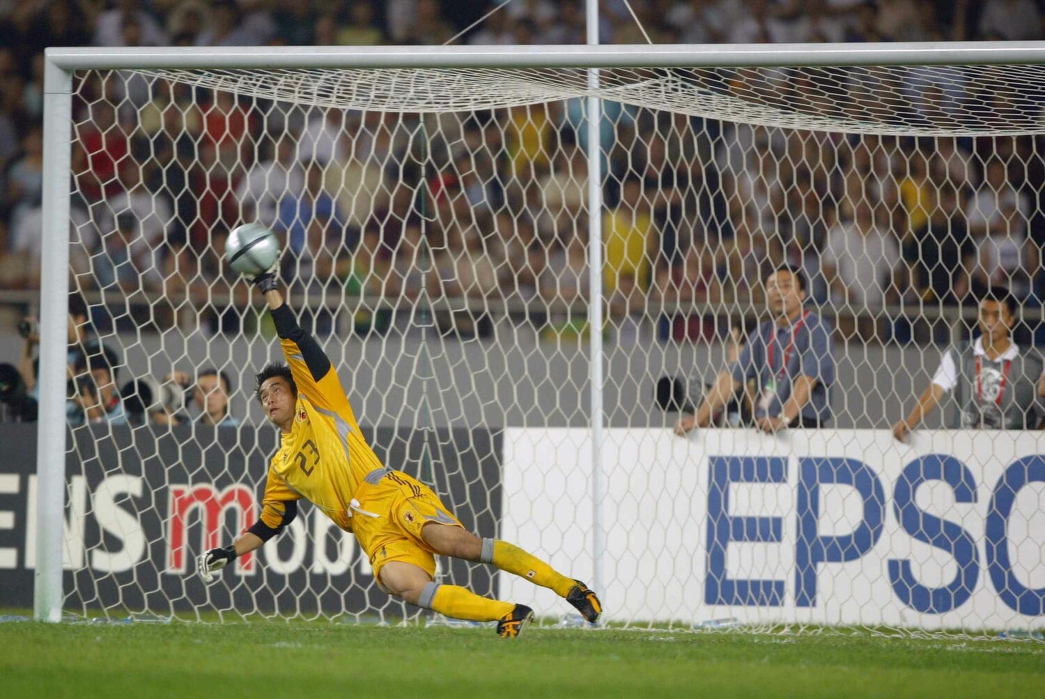 「決められれば負け」という状況で、4人目のキックをセーブする川口能活　©JFA/AFLO