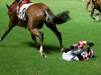 落馬事故で絶たれたジョッキーの夢…元騎手見習いがそれ以上に後悔する“競馬学校での苦い記憶”「同じ夢を追う仲間に大怪我を…」＜Number Web＞ photograph by Getty Images