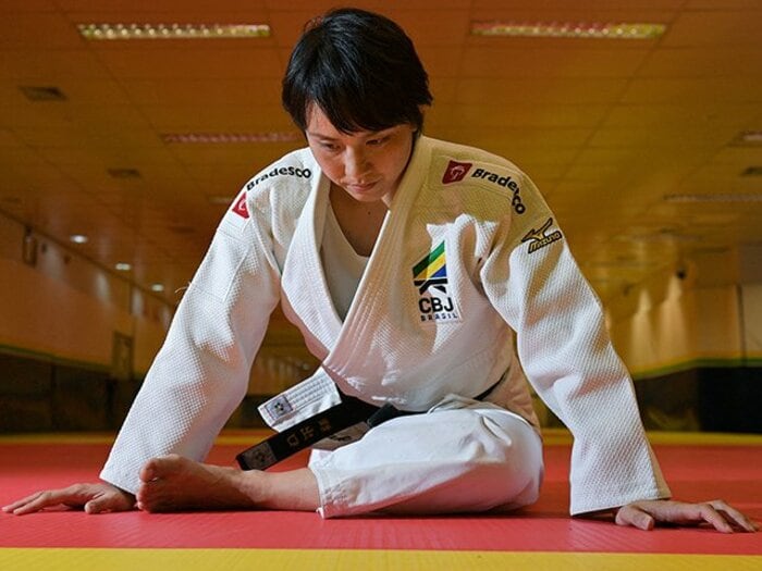 交際0日で結婚→柔道ブラジル代表コーチ中に妊娠「夫と子供たちが協力してくれたおかげ」“問題児”を五輪金メダリストに育てた42歳女性のドラマ＜Number Web＞ photograph by SEBASTIAN SMITH,AFP/JIJI PRESS