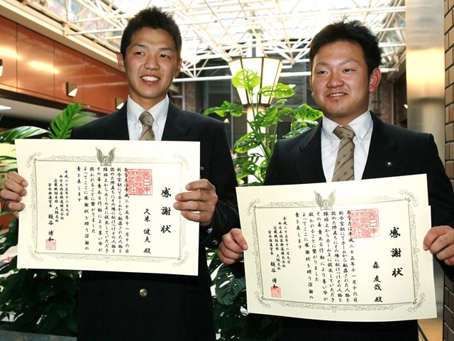 森友哉は新今宮駅のホームから飛び降りた…“伝説の人命救助”、親友が明かす「ふたりでおじいちゃんを抱えて」「死ぬまで切れない縁」 - プロ野球 -  Number Web - ナンバー