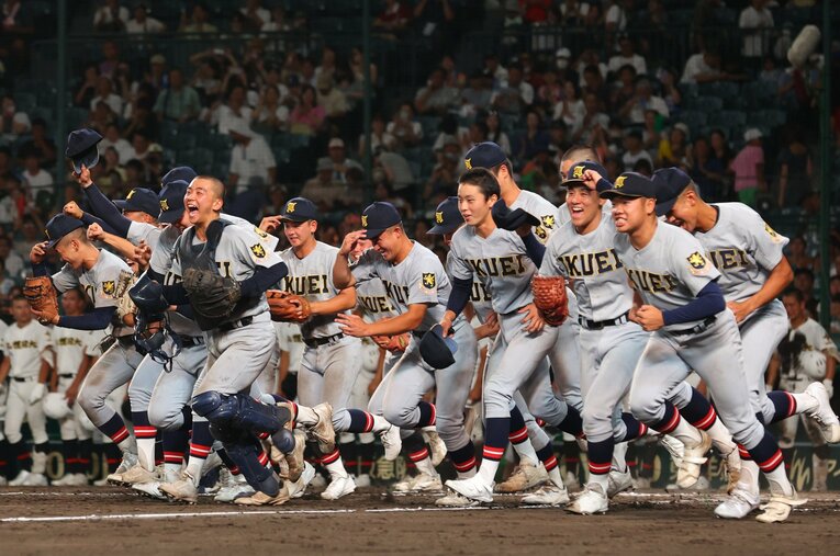 開幕戦となった甲子園初戦で札幌日大を破った仙台育英ナイン ／ photograph by Sankei Shimbun
