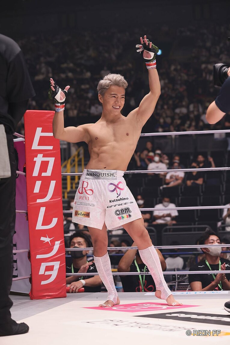 試合前、さわやかな笑顔を見せるYUSHI　©RIZIN FF