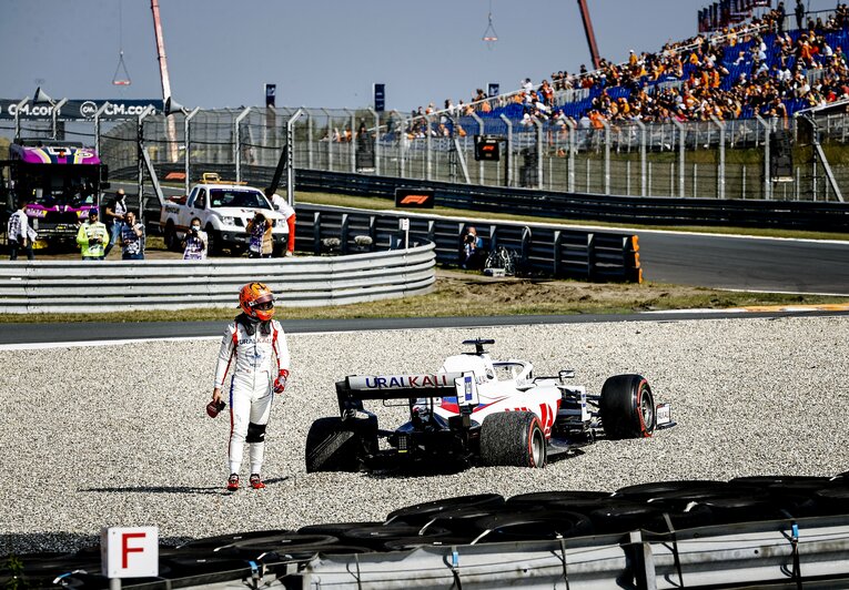 2021年、オランダGPの練習走行でスピンし、コースアウトしたマゼピン。度重なるスピンに一部ファンからは「マゼスピン」と揶揄され、スピンの回数を数えるサイトまで立ち上がった　©Getty Images