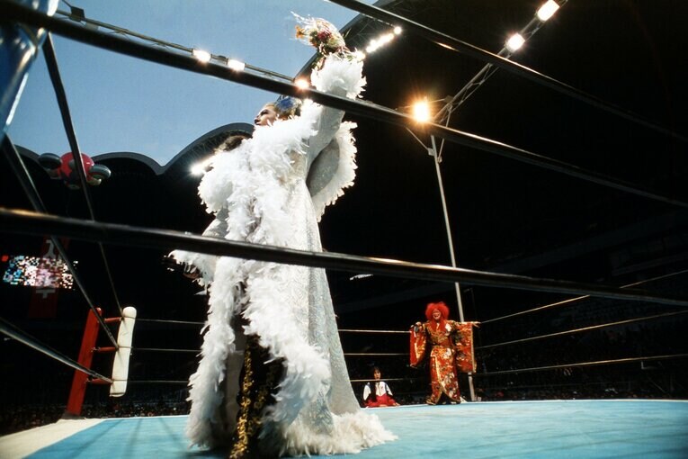 リングに立つブル中野（左）と北斗晶（奥）　©Essei Hara