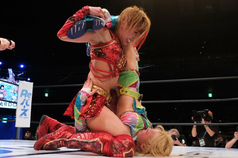 岩谷戦のフィニッシュは「白虎」。片足と両腕を同時に固める複合関節技だ